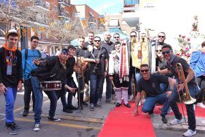 Grupo de amigos de Falla ADISTO con unos músicos de la Falla Cronista - Foto cedida por ADISTO