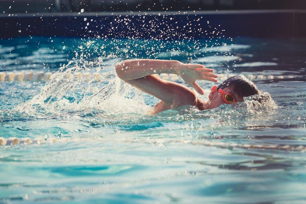 La natación emerge como una actividad deportiva y recreativa con un impacto positivo en la preservación de nuestros recursos acuáticos.