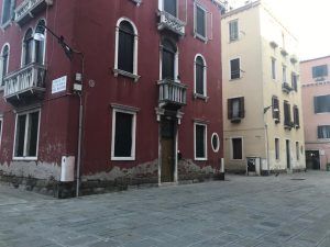 Fachadas de casas en Venecia afectadas por el agua