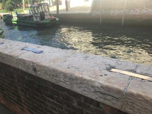 Grapas metálicas en puentes