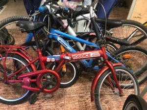 Las bicicletas reparadas llevan pegatina de la asociación Soterránya