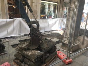 Reparación en acera en la Plaza San Marcos