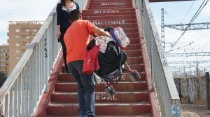 Niña alzada con transporte incluido