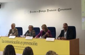 Descripción de las personas en la mesa.