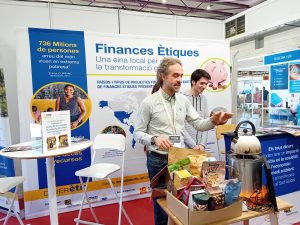 David Diaz y Pao Roca en su stand de Oikocrédit de la feria de BioCultura Barcelona
